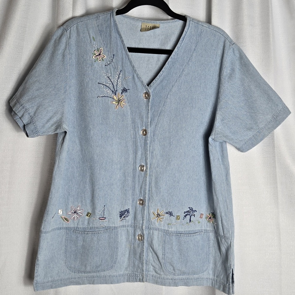 Vintage Teddi Light‎ wash Denim Embroidered Button Up Shirt Cottagecore